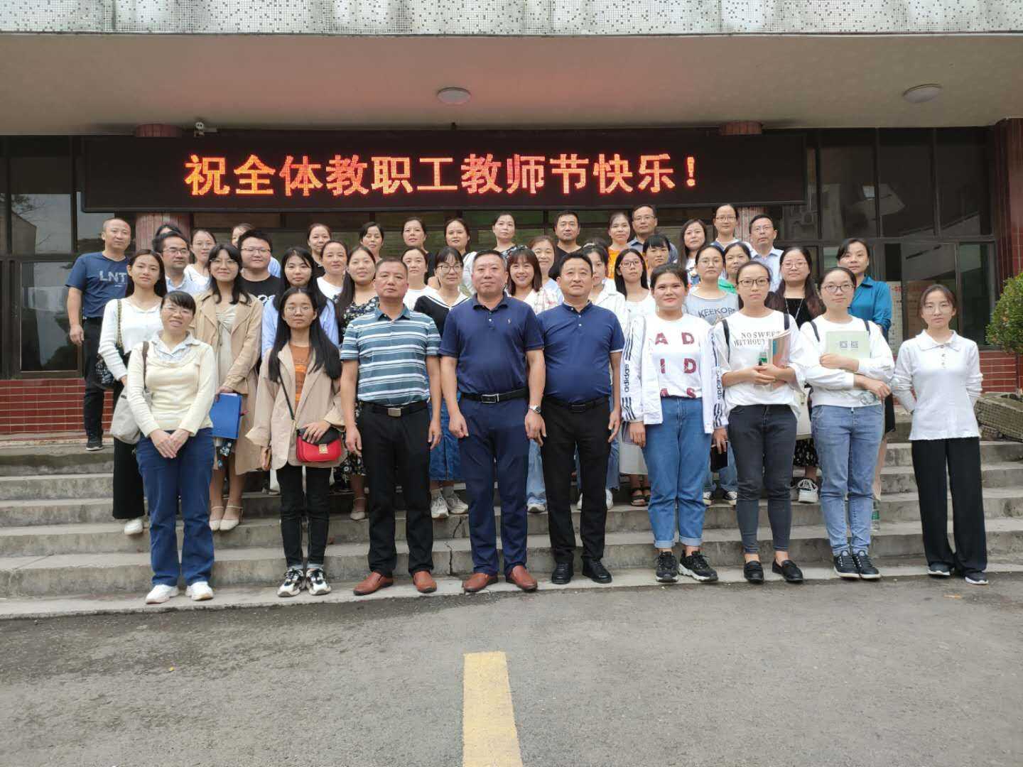 大通湖区一中:师徒结对传帮带 "青蓝工程"促发展
