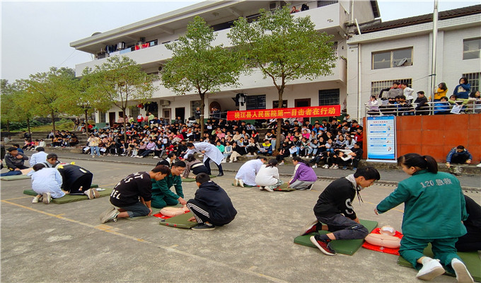 桃江:最美逆行者张赣一行回三堂街镇合水桥中学传授急救技能