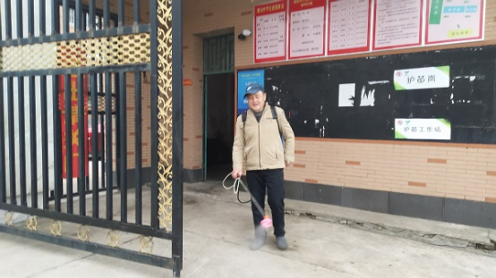 南县明山头镇中学开学第一天湿漉漉消杀地面迎开学