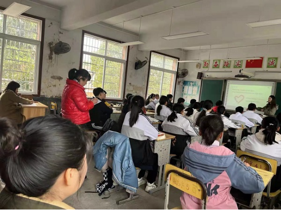 南县明山头镇中学开展视导反馈促学校提升