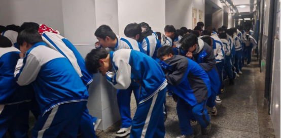 ����Ϊս����δȻ��������ְҵ�е�רҵѧУ��չҹ������Ӧ����ɢ����