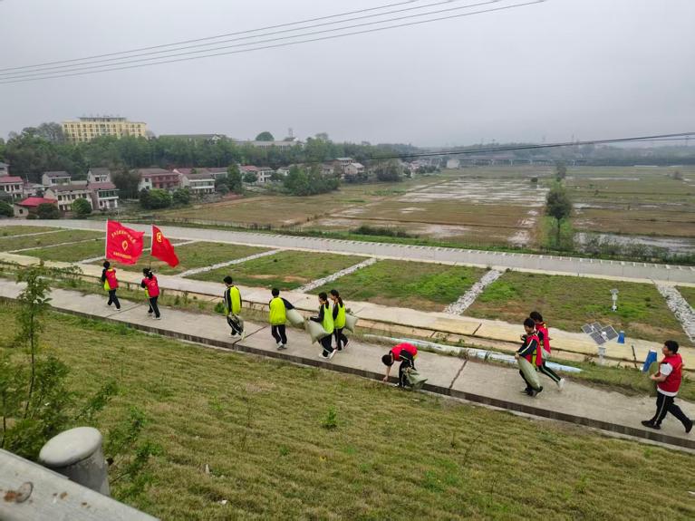 益阳国基实验学校:传承雷锋精神 守护碧水清岸